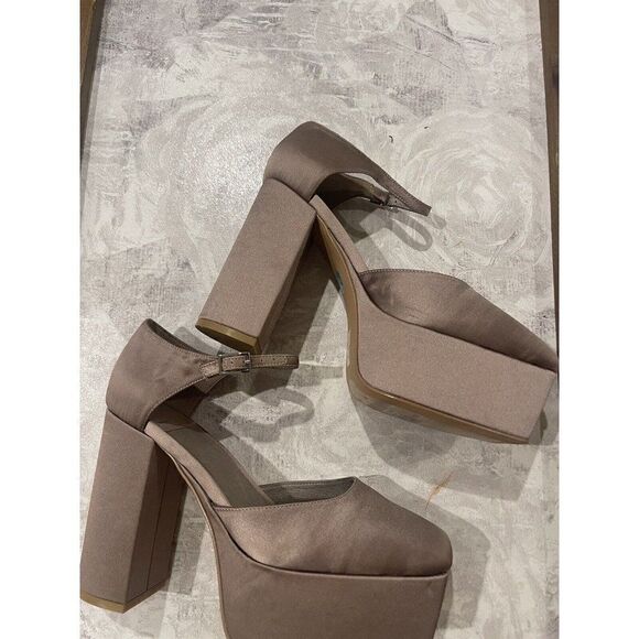 NEW FREE PEOPLE X JEFFREY CAMPBELL EDIE CLOSED PLATFORM PUMPS IN TAUPE - Picture 4 of 5